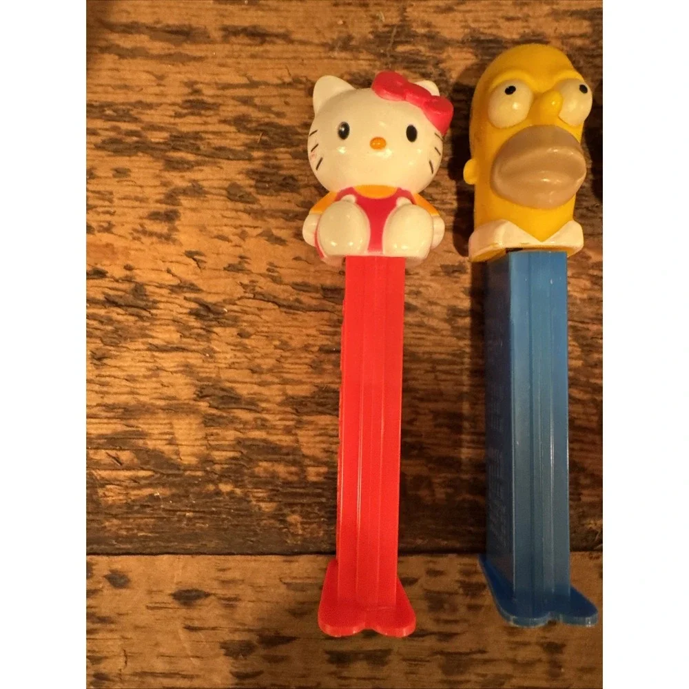 6 VINTAGE PEZ DISPENSERS Hello kitty, Homer Simpson, Santa, Etc